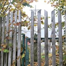 Kříž v zahradě domu 23 v Horním Prysku