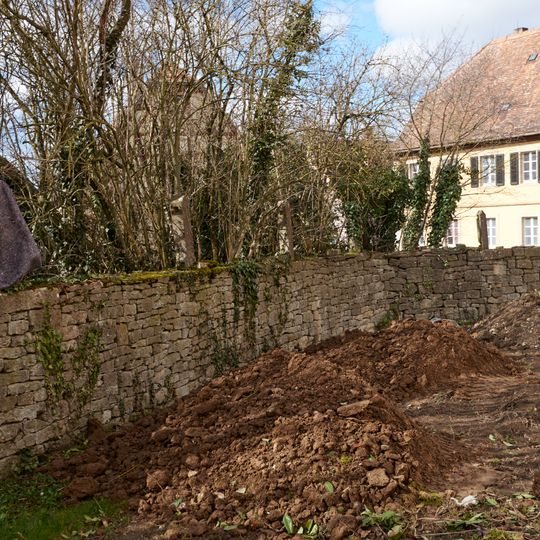 Friedhofsmauer Kirchgasse 6 in Aub