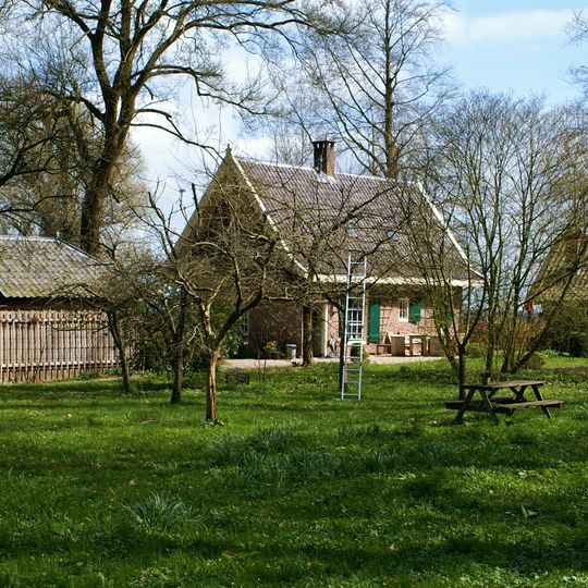 Huis te Linschoten: tuinmanswoning met schuurtje