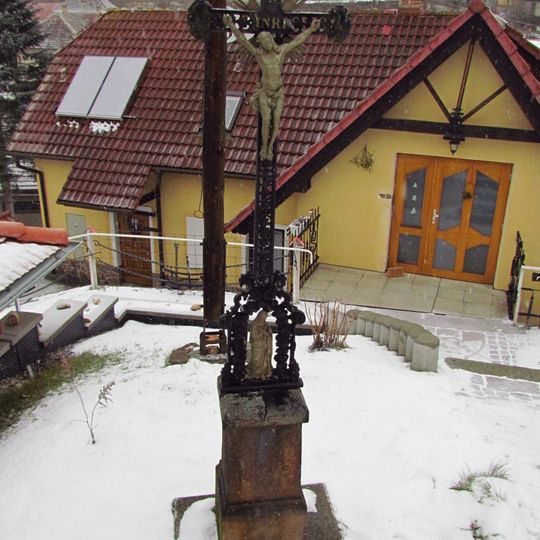 Kříž u kaple Panny Marie Růžencové v Dolním Smrčném
