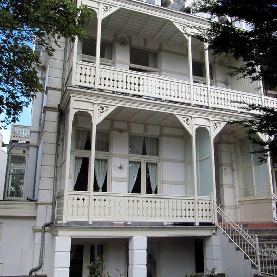 Linkerdeel van vrijstaand pand bestaande uit twee beneden- en twee bovenwoningen