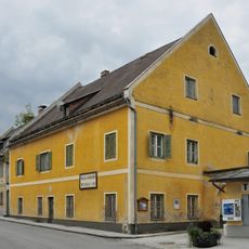 Bürgerhaus mit Wirtschaftsgebäude und Toreinfahrt