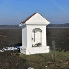 Kaplička u silnice 330 severně od Sadské