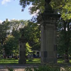 Edinburgh, The Meadows (east), Pillars