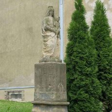 Socha Madony v Kostelní ulici v Novosedlicích