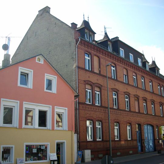 Dominantes dreigeschossiges Wohngebäude