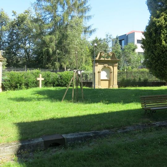 Kapličky Křížové cesty po obvodu areálu kostela svatého Bartoloměje v Hrádku nad Nisou