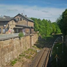 Bahnhof bestehend aus Empfangsgebäude, hölzernem Verbindungsbau und Wirtschaftsgebäude Straße des Friedens 12 (bei)