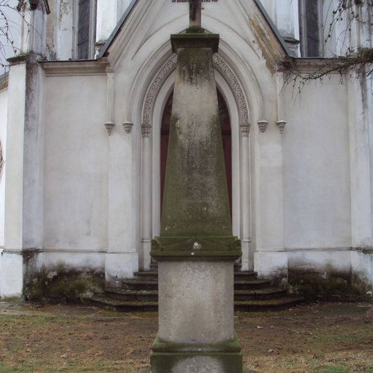 Kříž před kostelem v Mimoňské ulici v Zákupech