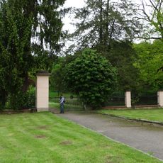 Brána z předdvoří do zámeckého parku Vrchotovy Janovice