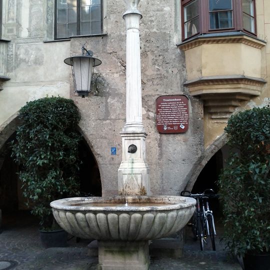 Brunnen vor Trautsonhaus