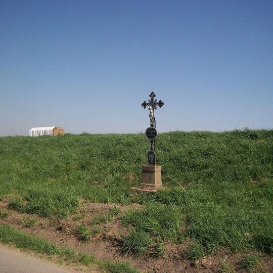 Kříž nad Kozmicemi u zemědělského areálu