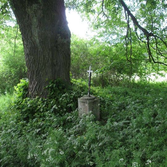 Kříž východně od Kvášňovic u památného stromu