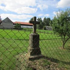 Kříž na východním okraji Chrástova v zahradě domu č.17