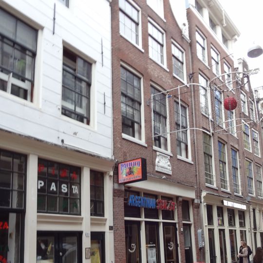 Pand met klokgevel met gevelsteen