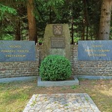 Pomník padlým partyzánům u silnice Rožmitál pod Třemšínem - Roželov v lokalitě Na dědku
