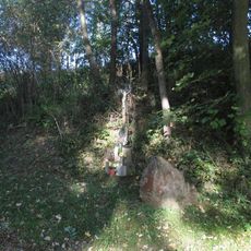 Kříž východně od Kuní u cesty do Týnčan