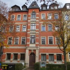 Pfarrhaus in halboffener Bebauung mit Vorgarten Josephinenplatz 8