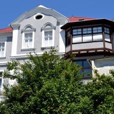 Vila a záhrada, vila