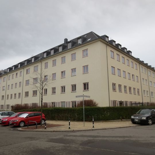 Mehrfamilienhaus mit Vorgarten Erich-Mühsam-Straße 1