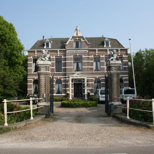 Huize van Strijen: toegangspartij bestaande uit twee hekpijlers en een toegangshek, bevindt zich aan de westzijde voor het weeshuis