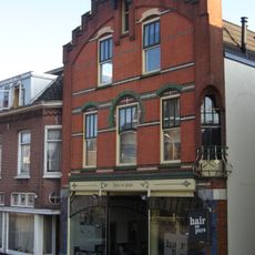 Winkel met bovenwoning