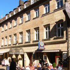 Wohn- und Geschäftshaus, ehemals mit Gasthaus