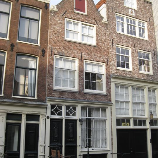 Pand met klokgevel onder rollagen en fronton