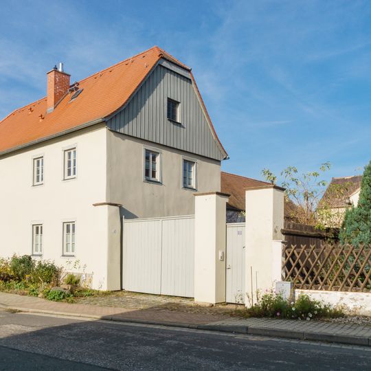 Wohnhaus, Seitengebäude, Scheune, Toreinfahrt und Hofpflasterung eines Bauernhofes Lange Straße 13