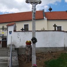 Kříž u kostela ve Svaté Maří