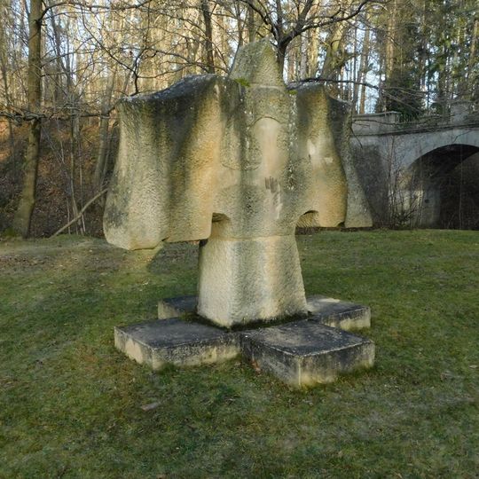 Plastika Alien v zámeckém parku ve Vlašimi