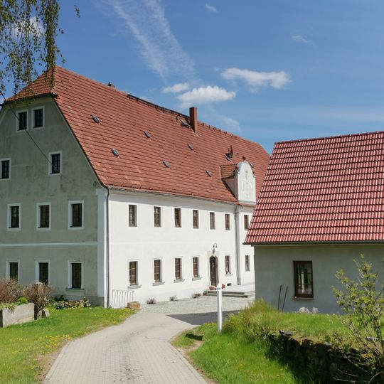 Wohnstallhaus eines ehemaligen Vierseithofes, sowie Bergkeller und Bauerngarten mit Einfriedung Leippen 16