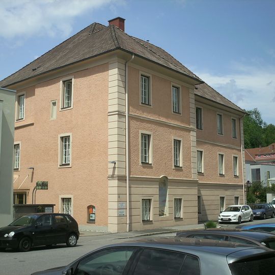 Pfarrhof mit Hofgebäude und Teil der Stadtbefestigung