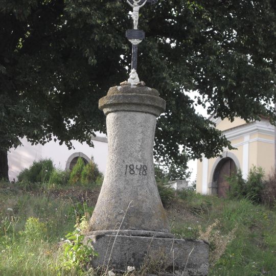 Kříž pod kostelem v Kotouni