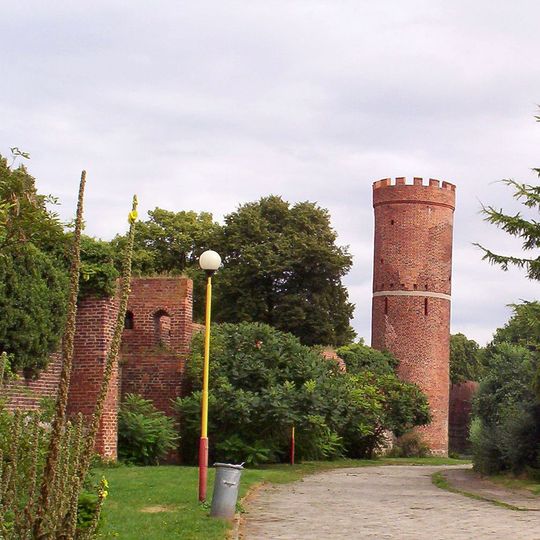 Pozostałości murów obronnych z 4 basztami