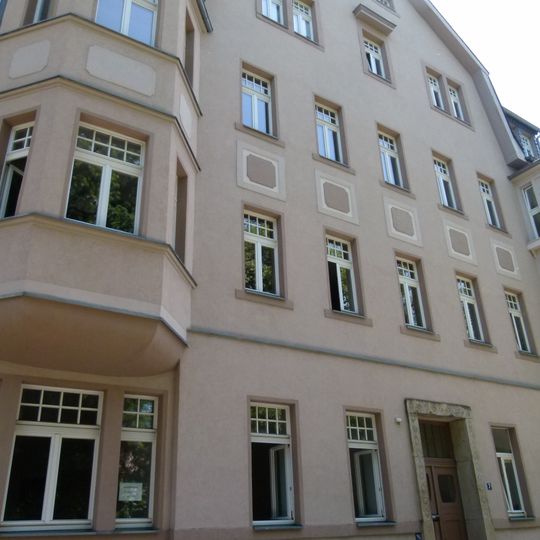 Mietshaus in geschlossener Bebauung Am Schillerplatz 7