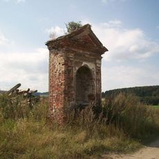 Kaplička u Bílovic východně od Drahotína