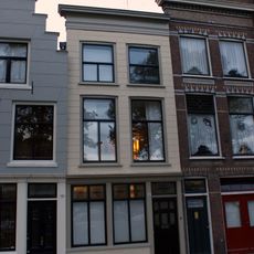 Pand met gepleisterde lijstgevel, midden