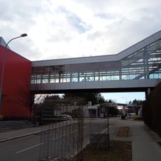 Mostní přechod v univerzitním kampusu přes příjezdovou cestu do nemocnice