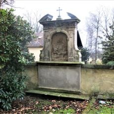 Kaplička III. zastavení křížové cesty u kostela v Arnolticích