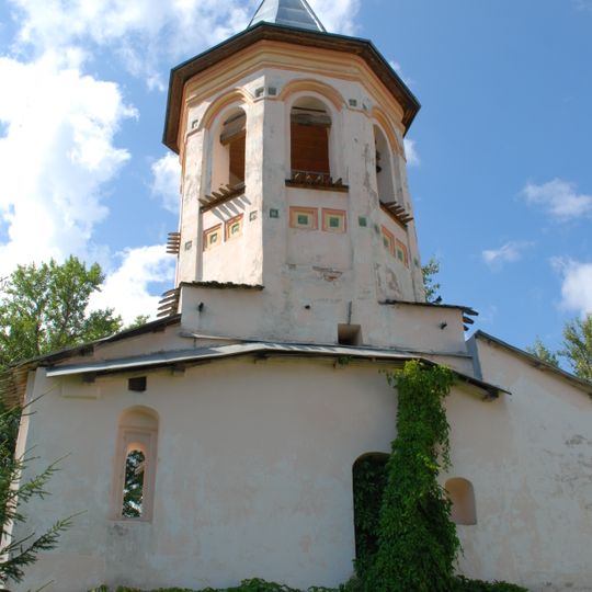 Колокольня с остатками церкви Пресвятой Троицы и трапезной