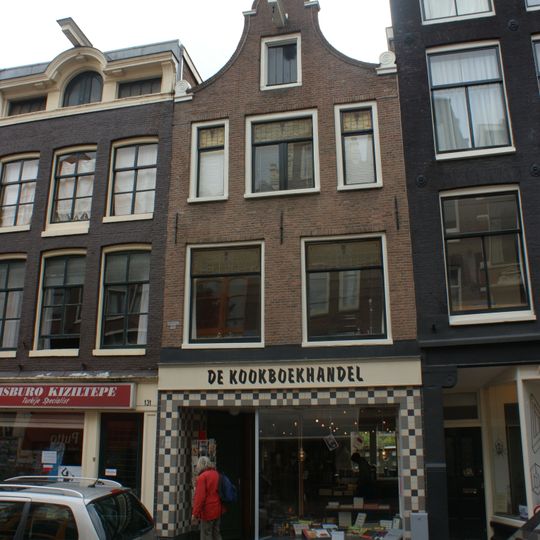 Huis met gevel onder klokvormige top met rollagen