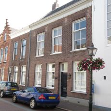 Lijstgevel voor huis van parterre en verdieping onder zadeldak