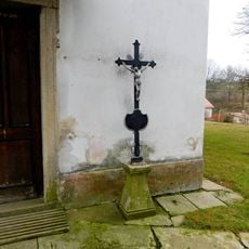 Kříž vpravo od vstupu do kostela v Křivsoudově