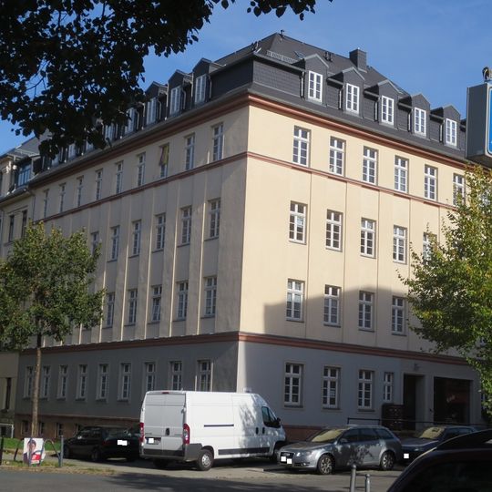 Mietshaus in geschlossener Bebauung in Ecklage, mit Vorgarten an der Zeißstraße Helmholtzstraße 52