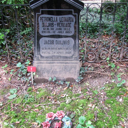 Grafmonument Duyvis-Verkade