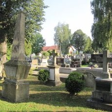 Dva náhrobky a kříž