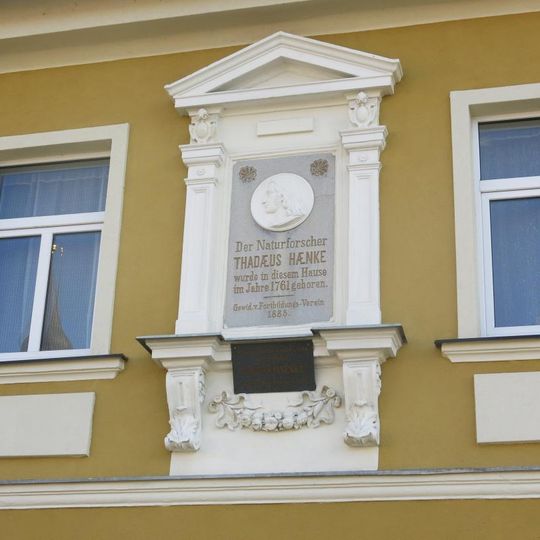 Pamětní deska Tadeáše Haenke na domě 22 na náměstí v Chřibské