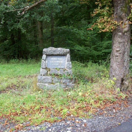Památník turistické stezky jihovýchodně od Květova