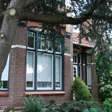 Woonhuis met aangebouwd koetshuis in Overgangsstijl met aan Jugenstil verwante elementen